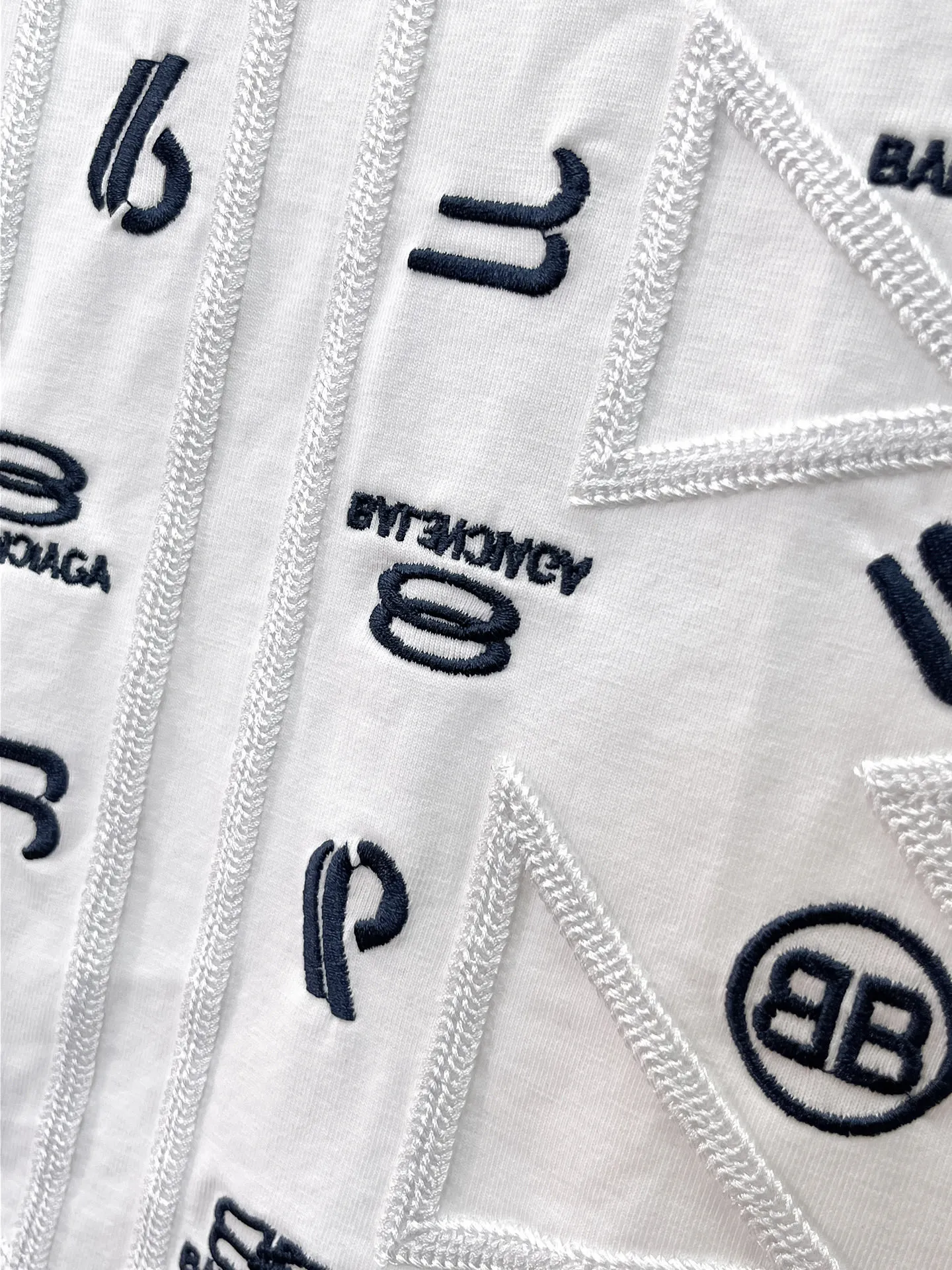 Balenciaga's high-end top-quality products 🐮2026 Spring and Summer New Arrival first counter, the latest New Arrival short-sleeved round neck T-shirt, Premium customized design, avant-garde and fashionable! Brand logo heavy craftsmanship design Premium customized 260g fabric. Soft to the touch. Comfortable to wear. Counter-level exquisite stitching. Fine workmanship. The upper body effect is incomparably handsome! A must-have item for men and women with the same style! Sizes: S~XXL When placing an order, please state your height and weight. The maximum wearing size is 210 pounds (one size larger)